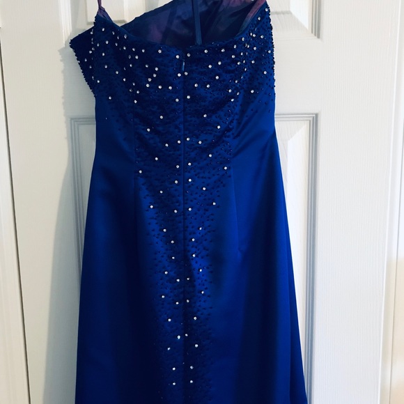 Gown - Picture 4 of 4